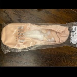 BLOCH | Brand new pink ballet slippers - ballet shoe sizing (differs from reg)